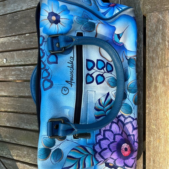 I have 5 Anushku pocketbooks for 75 dollars a piece - Picture 8 of 10